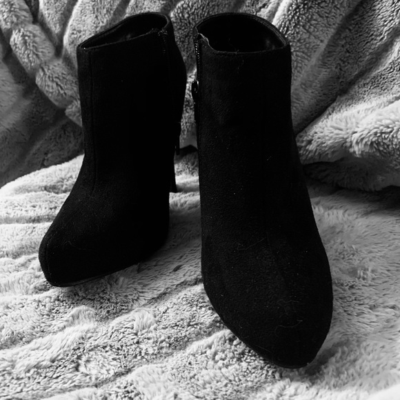 Black Suede Zipper Up Ankle Boots Heels - Picture 10 of 10